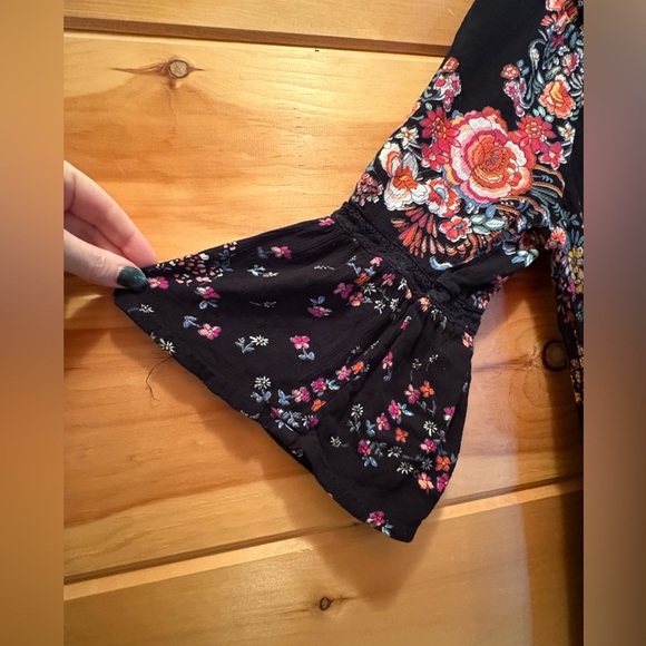 Bila Black Paisley Floral Peasant Women's shirt with Flared sleeves. Size Small - Picture 3 of 8